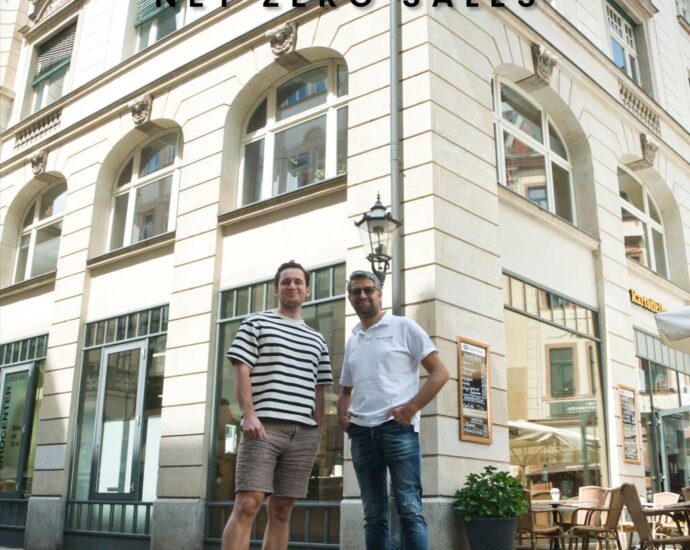 Bildquelle: © 2024 PLAN-B NET ZERO SALES, Bradley Mundt, Mirko Scheffler vor dem Neuen Büro Lipsia-Haus, Barfußgäßchen
